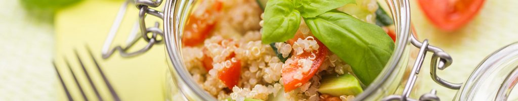 Apprenez à réaliser une savoureuse salade de quinoa épicée à emporter et à déguster froide.